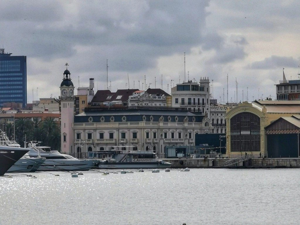 Edificio del reloj en el puerto de Valencia