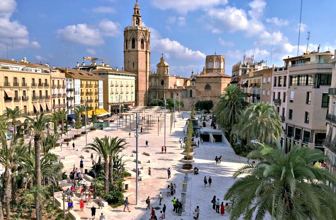 La nueva plaza de la Reina de Valencia tras la reforma de peatonalización